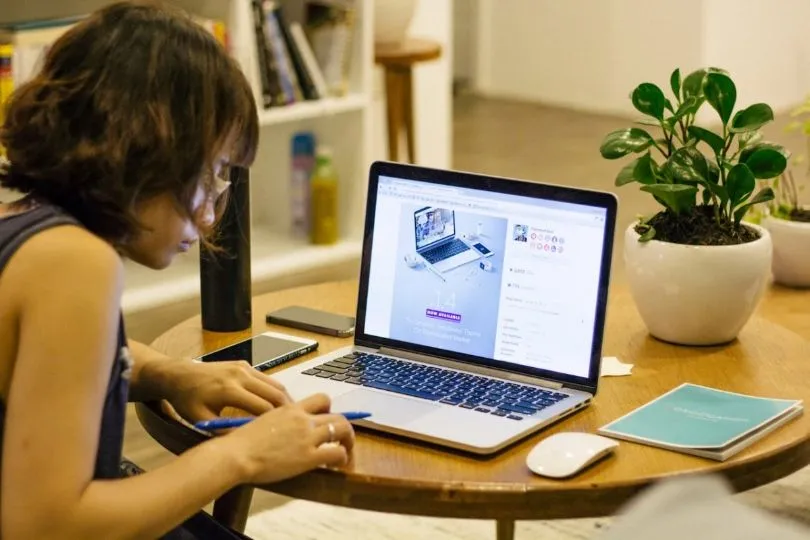 Person using Oleeo platform online to plan early career talent strategy